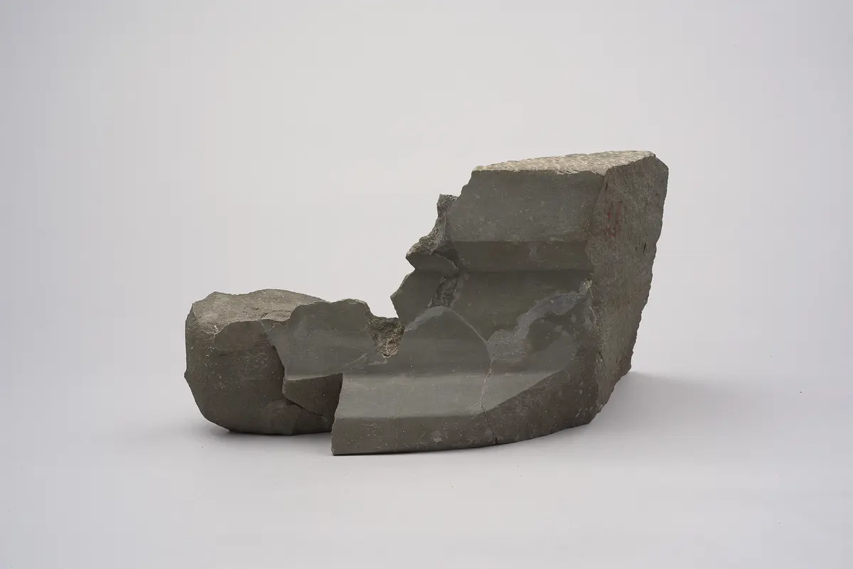Fragmente einer Statuettengruppe: Jünglingsraubende Sphinx