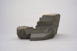 Fragmente einer Statuettengruppe: Jünglingsraubende Sphinx