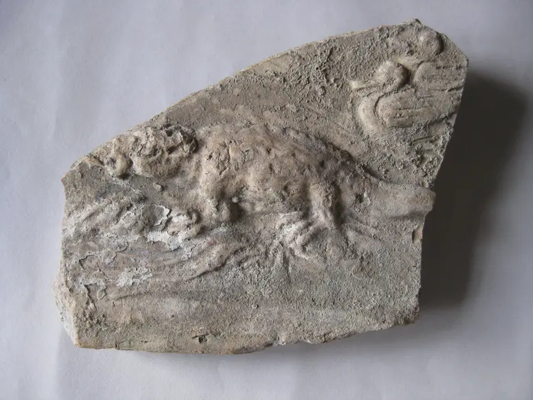 Fragment aus der rechten Hälfte einer Nillandschaft: Krokodil, zwei Enten