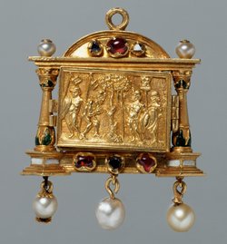 Anhänger in Tabernakelform