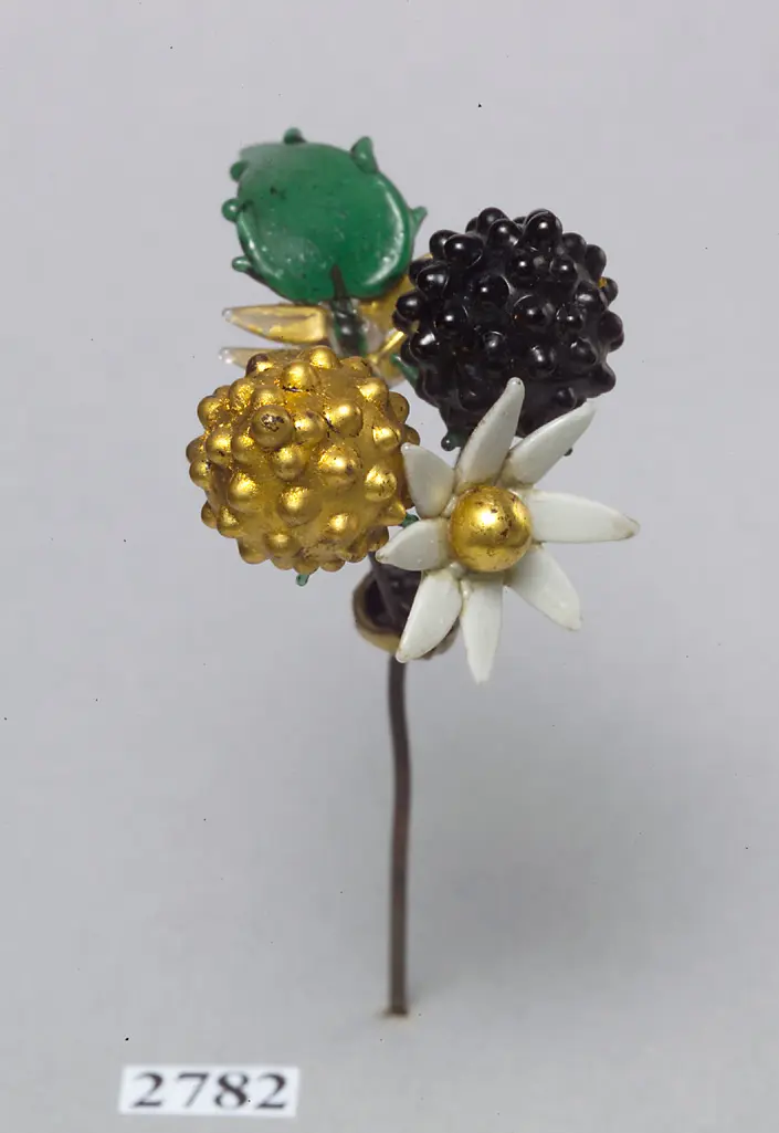 Bouquet mit Blüten und Beeren aus Glas