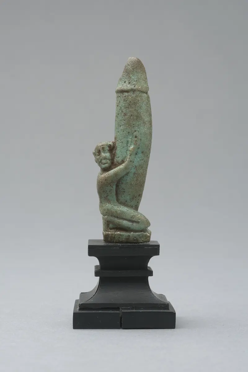 Figur eines knienden, nackten Mannes mit großem, aufgerichtetem Phallus