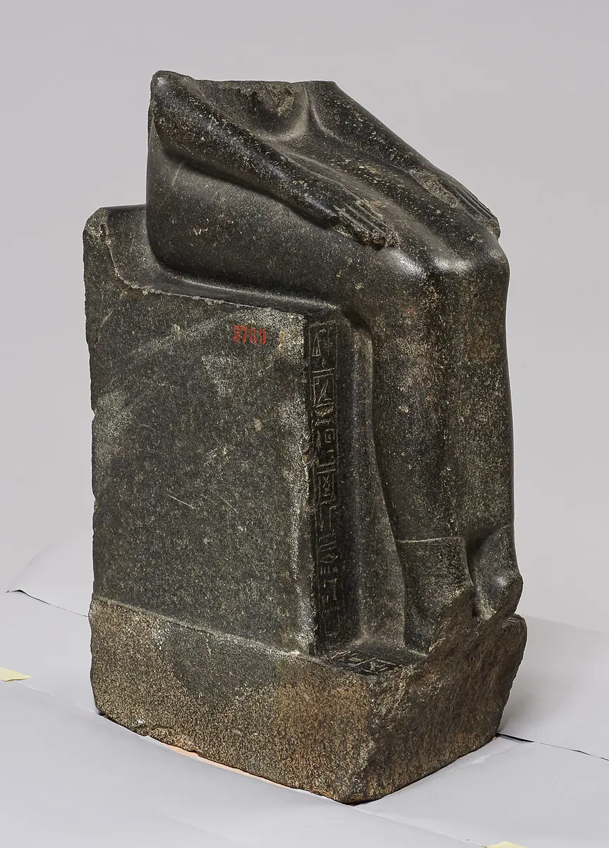 Unterteil einer weiblichen Sitzfigur, wahrscheinlich Hatschepsut darstellend