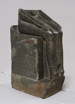 Unterteil einer weiblichen Sitzfigur, wahrscheinlich Hatschepsut darstellend