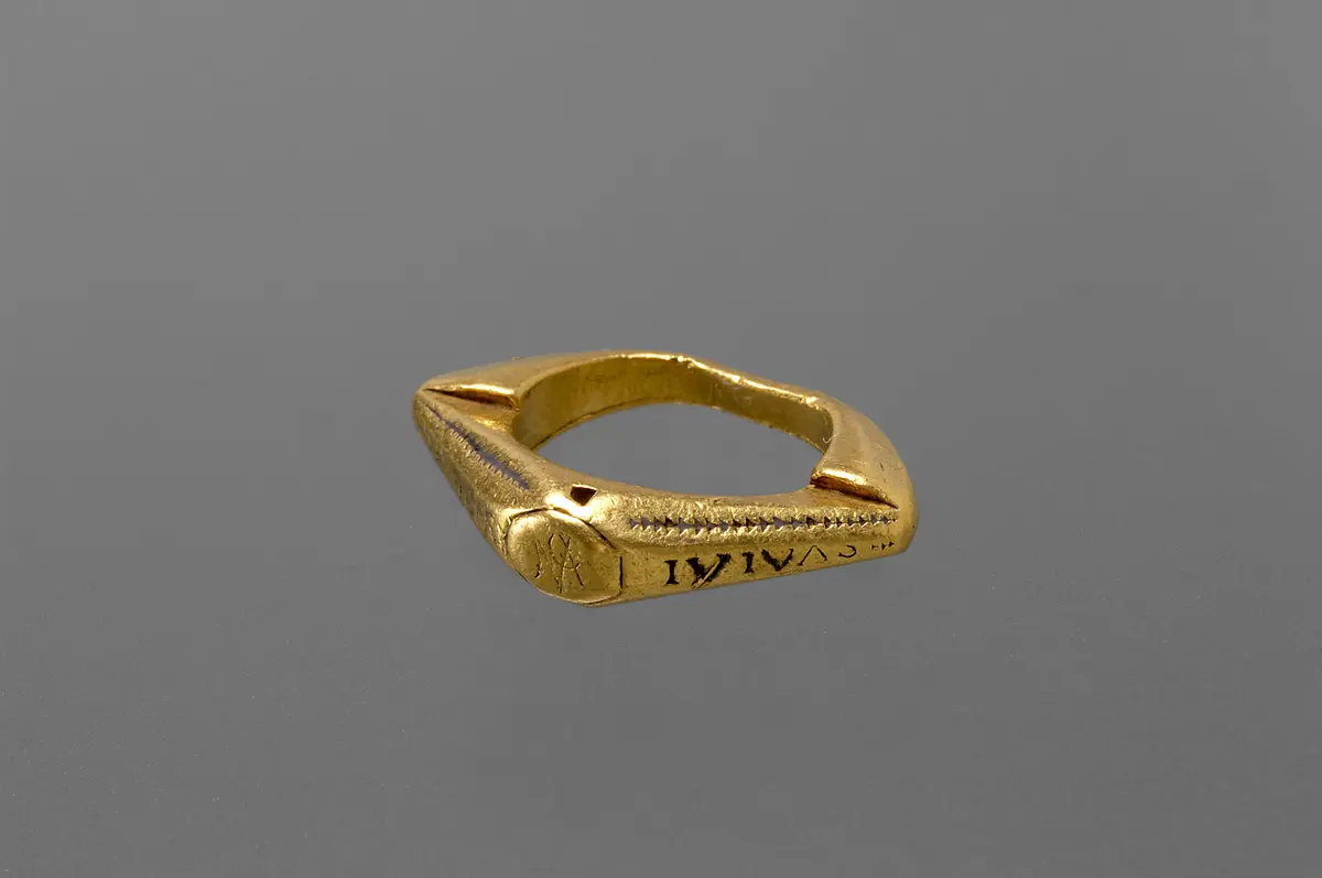 Fingerring mit Inschrift: DESIDERI VIVAS