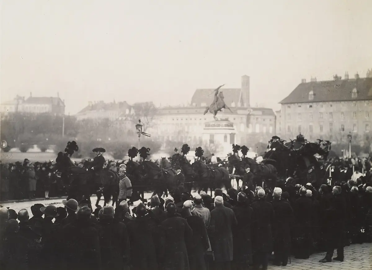 Der Leichenzug Kaiser Franz Josephs passiert den Heldenplatz am 30. November 1916