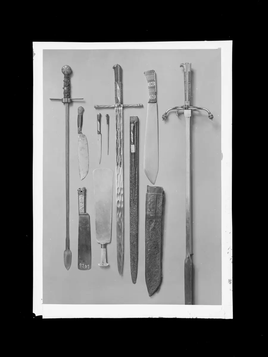 Hirschfänger; Ein Paar Vorlegmesser; Vorschneide- und Vorlegebesteck; Zwei Jagdmesser oder Vorlegemesser samt Scheide; Saudegen; Saudegen; Jagdbesteck