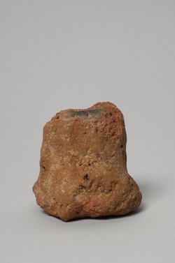 Fragmentierter Grabkegel des Her-sa-aset