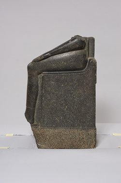 Unterteil einer weiblichen Sitzfigur, wahrscheinlich Hatschepsut darstellend