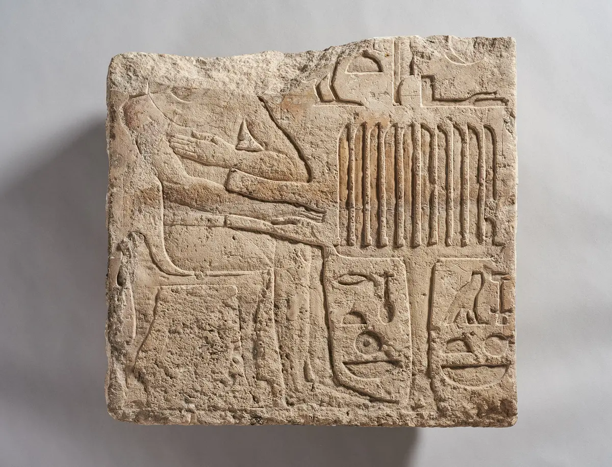 Scheintürtafel des Itusch mit Speisetischszene