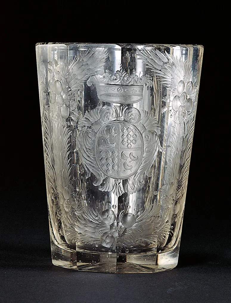 Becher mit Wappen der Grafen de la Fontaine und allegorischen Figuren