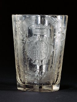 Becher mit Wappen der Grafen de la Fontaine und allegorischen Figuren
