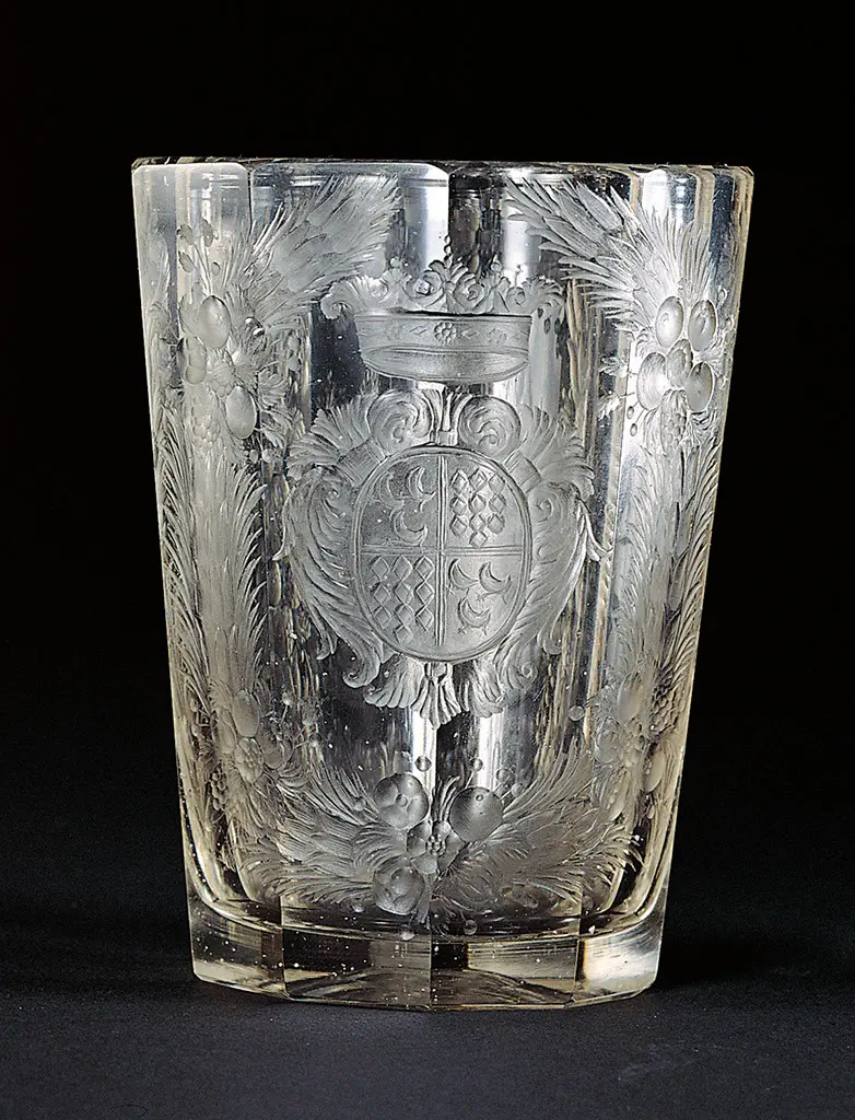 Becher mit Wappen der Grafen de la Fontaine und allegorischen Figuren