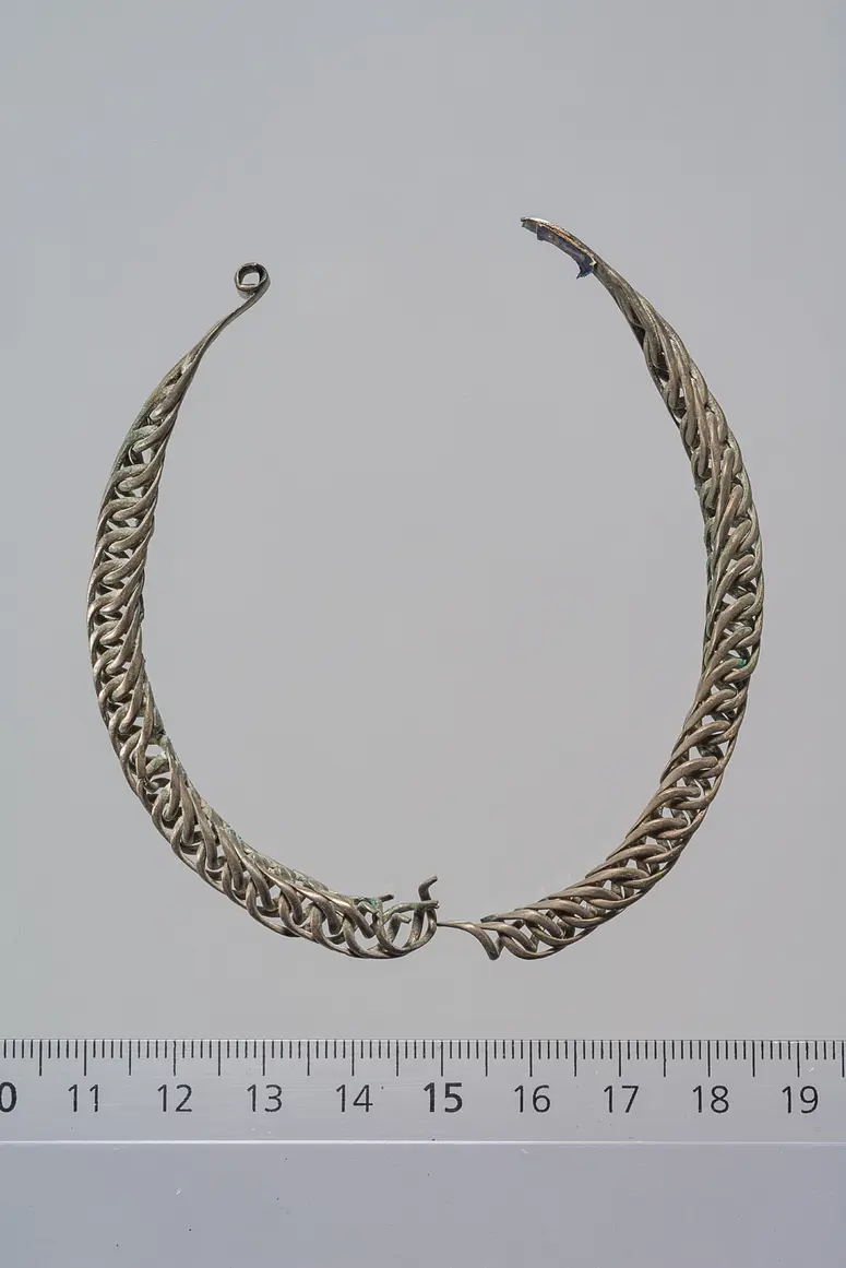 Armring, in zwei Teile gebrochen