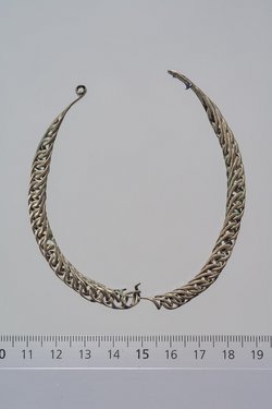 Armring, in zwei Teile gebrochen