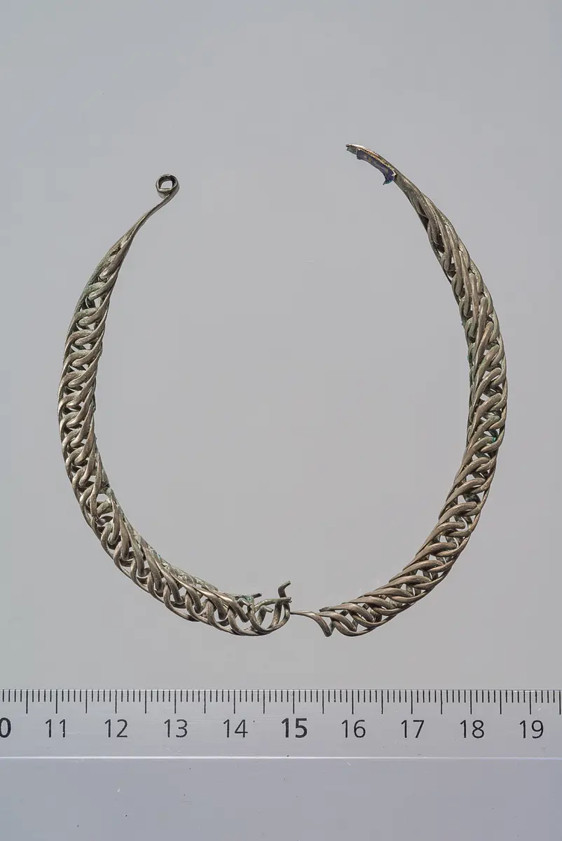 Armring, in zwei Teile gebrochen