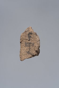 Fragmentierte Ächtungsfigur mit Aufschrift