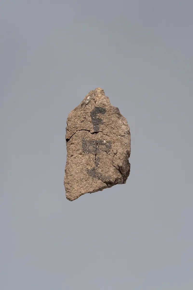 Fragmentierte Ächtungsfigur mit Aufschrift