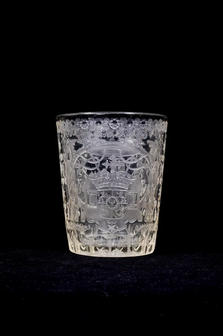 Becher mit dem Prager Sankt-Veits-Dom und Waldsteinwappen