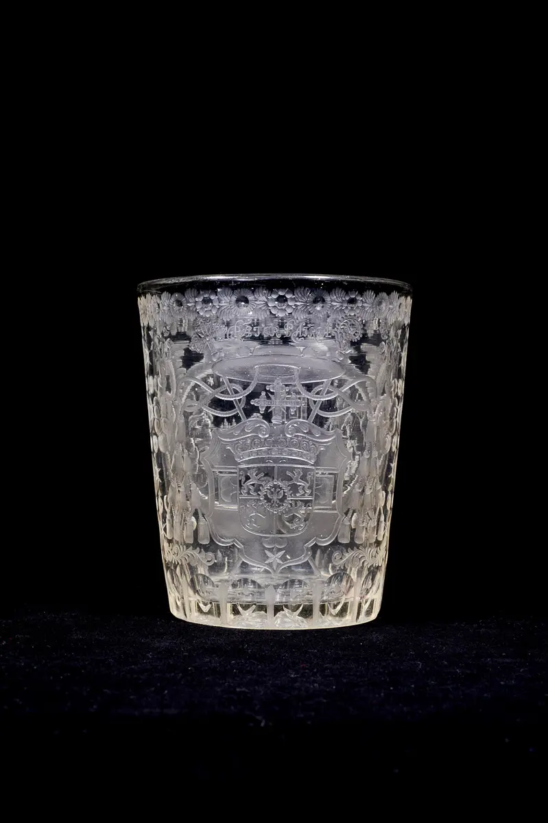 Becher mit dem Prager Sankt-Veits-Dom und Waldsteinwappen