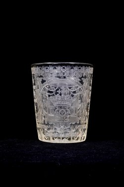 Becher mit dem Prager Sankt-Veits-Dom und Waldsteinwappen