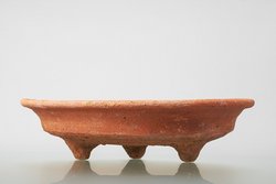 Flacher Teller mit drei Standfüßen