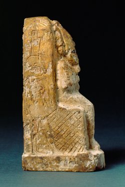 Obeliskenförmiger Behälter mit Osirisfigur