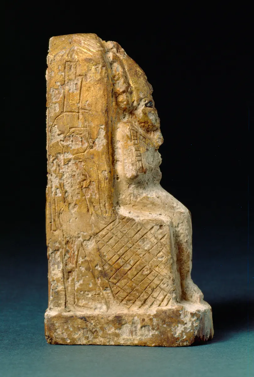 Obeliskenförmiger Behälter mit Osirisfigur