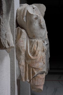 Hochrelief am Pfeiler: Verwundete Amazone