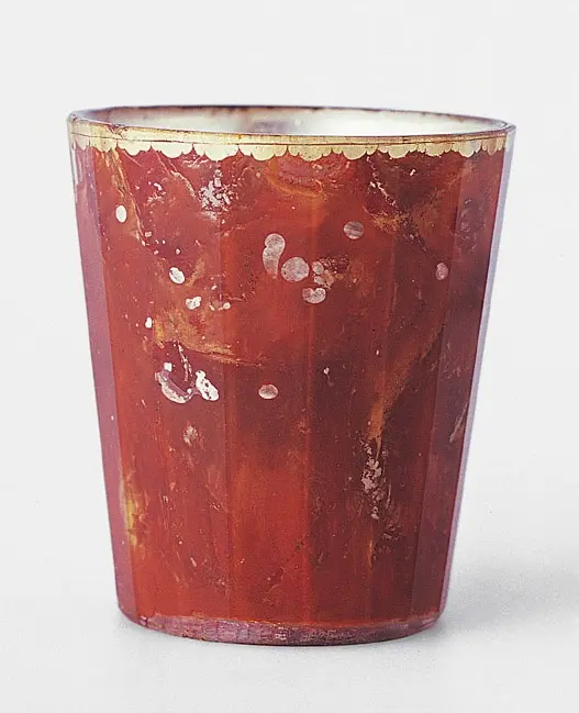 Zwischengoldbecher mit rotbraun marmorierter Bemalung