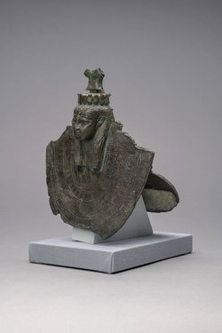 Ägis und Menit mit Kopf der Isis