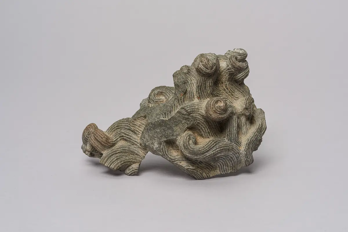 Fragmente einer Statuettengruppe: Jünglingsraubende Sphinx