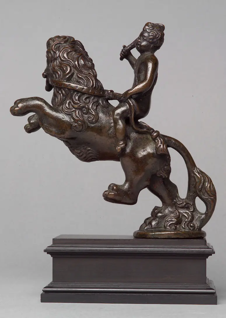 Amor mit Flammenkeule auf einem Löwen reitend, Statuette, Kleinbronze, Amor