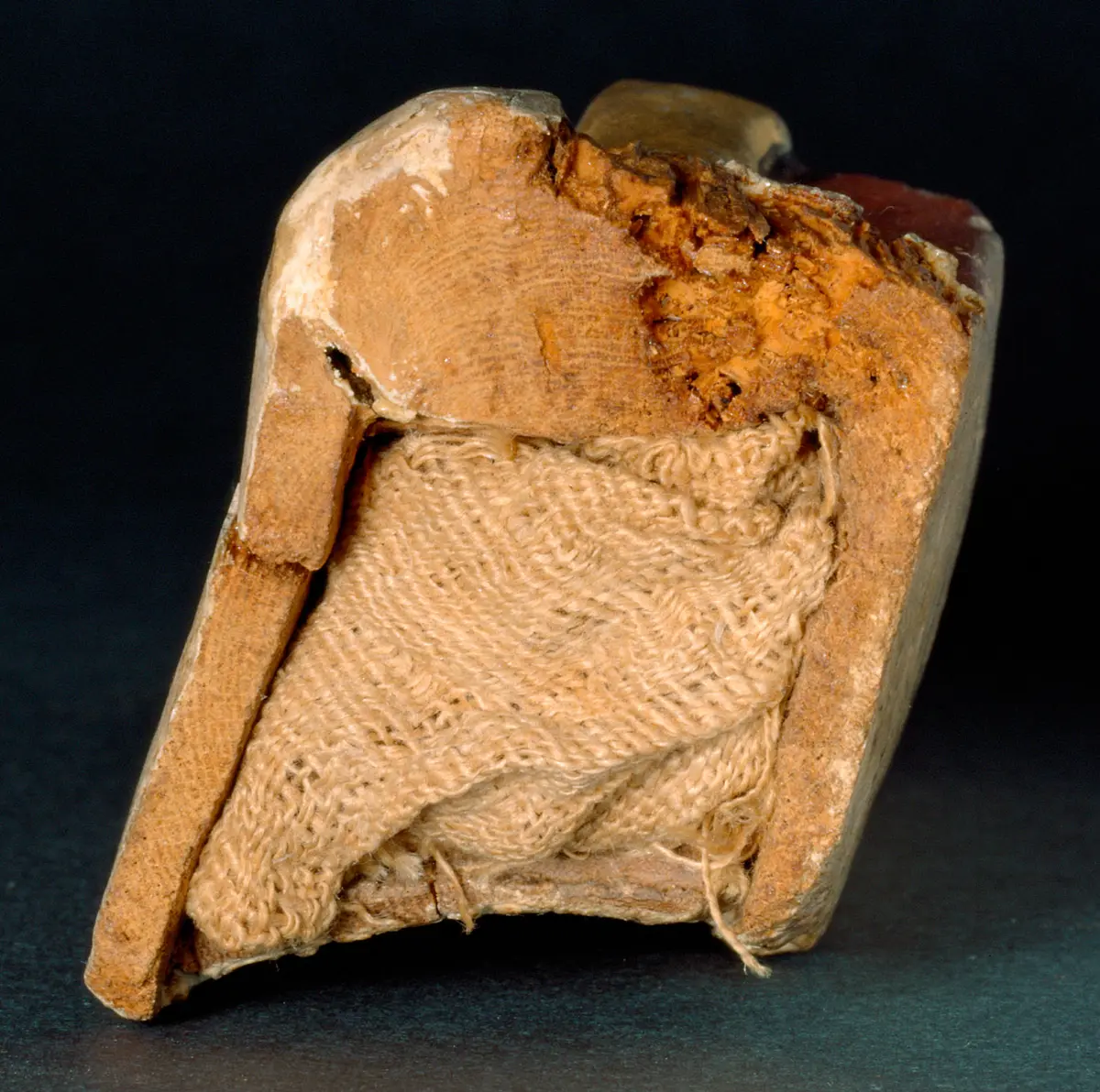Obeliskenförmiger Behälter mit Osirisfigur