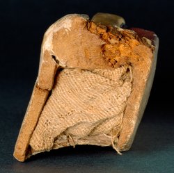 Obeliskenförmiger Behälter mit Osirisfigur