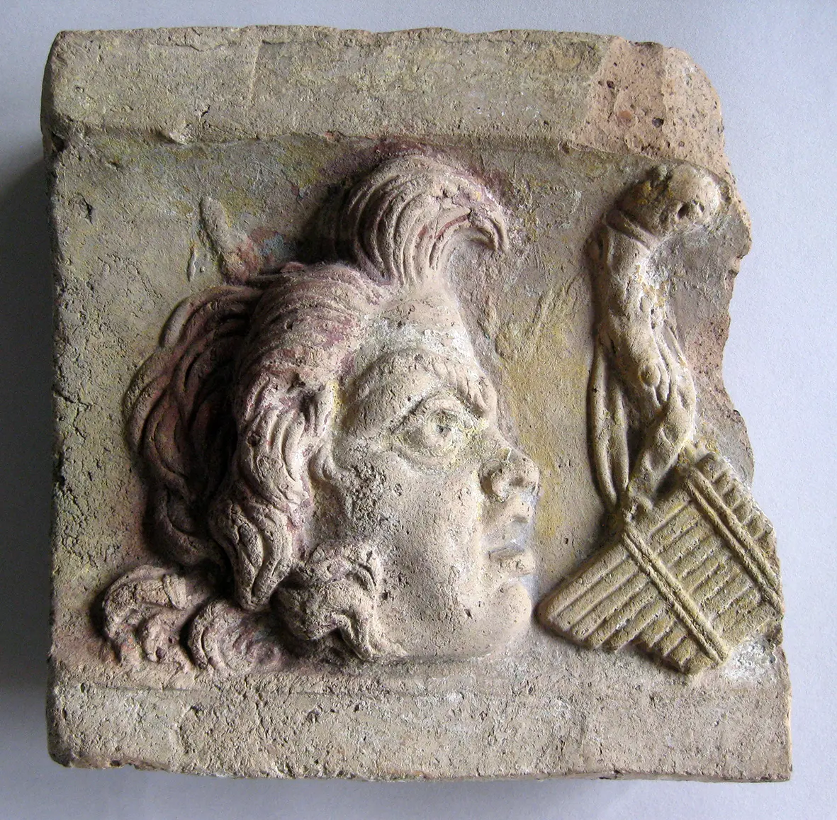Fragment aus dem rechten Teil einer Sima mit bacchischen Masken: Satyrmaske, Pedum, Syrinx