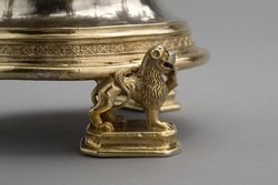 Deckelbecher bekrönt von der Figur eines Bauern mit einer Keule