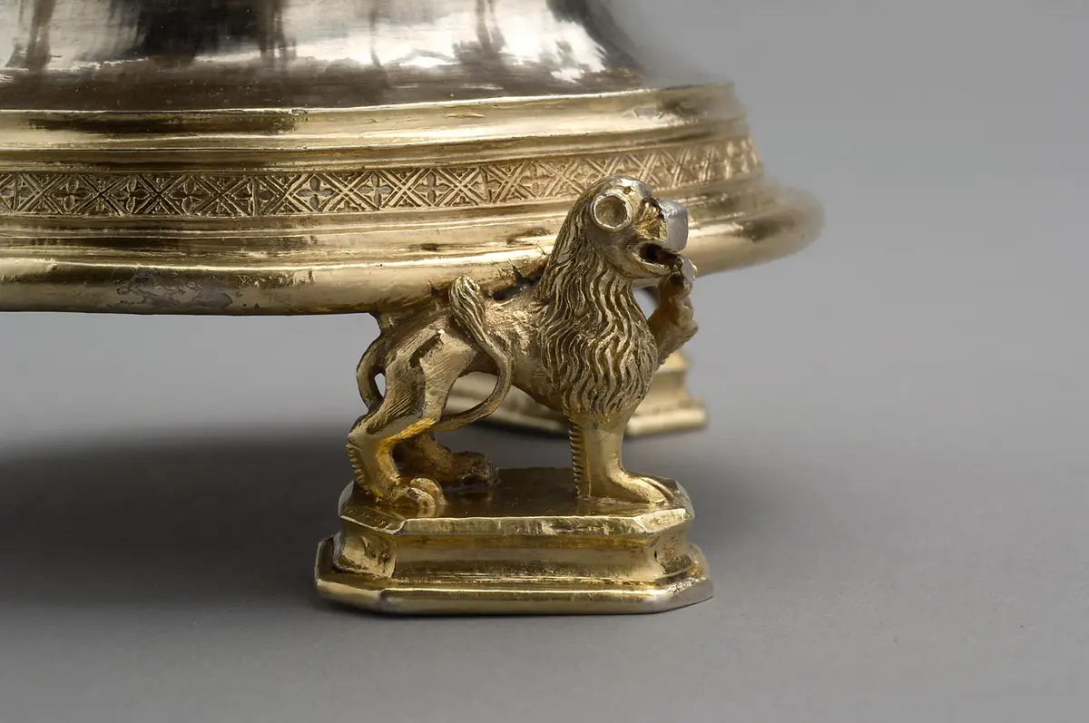 Deckelbecher bekrönt von der Figur eines Bauern mit einer Keule