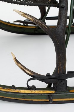Jagdgassel mit Hirschstangenschmuck