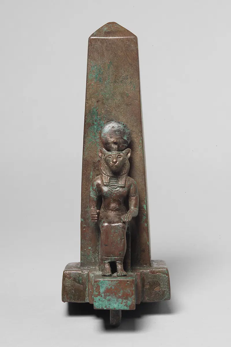 Obelisk mit löwenköpfiger Göttin