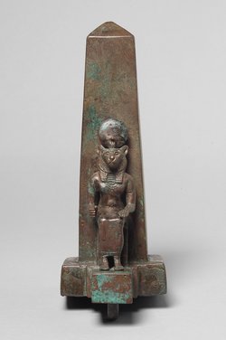 Obelisk mit löwenköpfiger Göttin