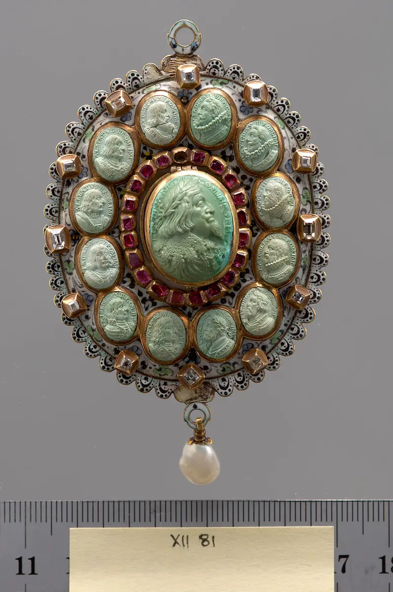 Medaillonkapsel mit Porträt Kaiser Ferdinand III. (VS); Adler (RS); Kaiserin Maria Anna (Innen)