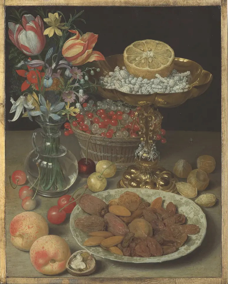 DessertStillleben mit Blumenstrauß