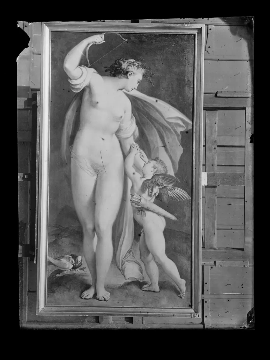 Venus hält Amors Bogen