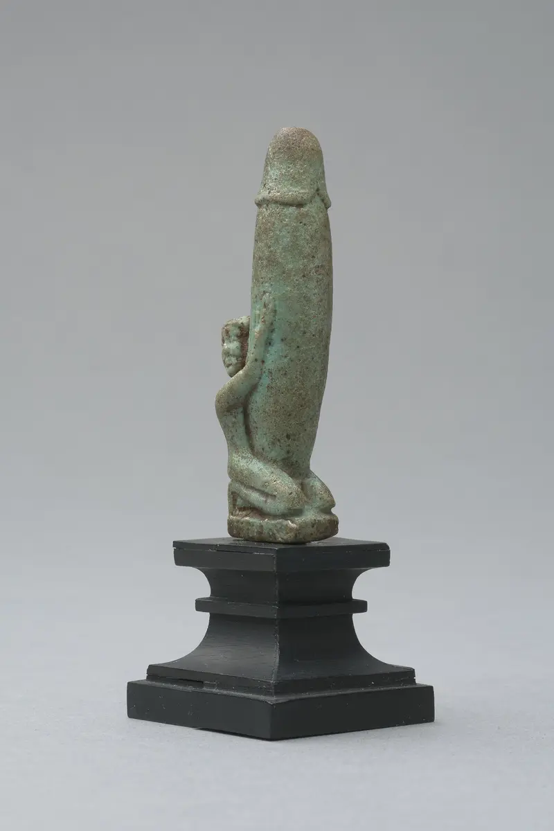 Figur eines knienden, nackten Mannes mit großem, aufgerichtetem Phallus