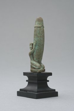 Figur eines knienden, nackten Mannes mit großem, aufgerichtetem Phallus