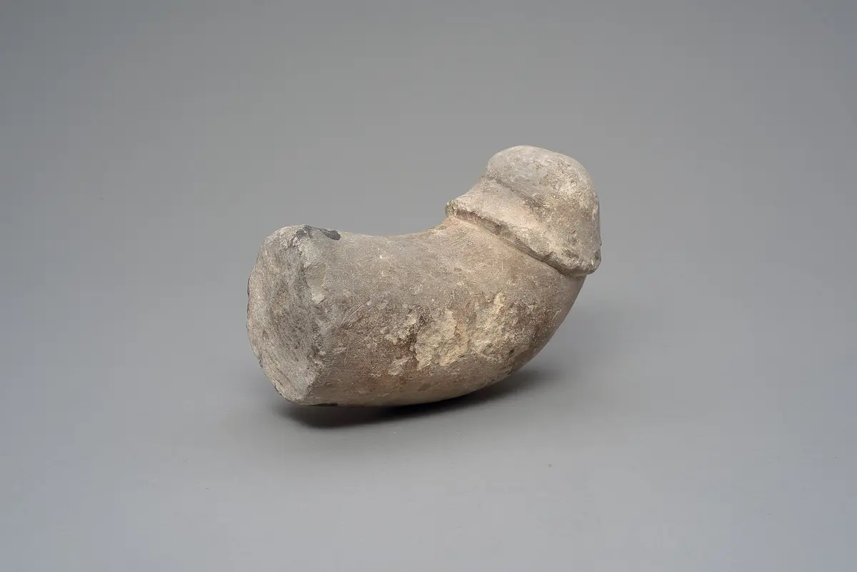 Großer Phallus, Fragment einer Statue?