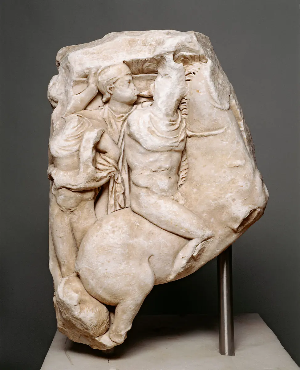 Fragment eines Amazonensarkophags