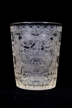 Becher mit dem Prager Sankt-Veits-Dom und Waldsteinwappen