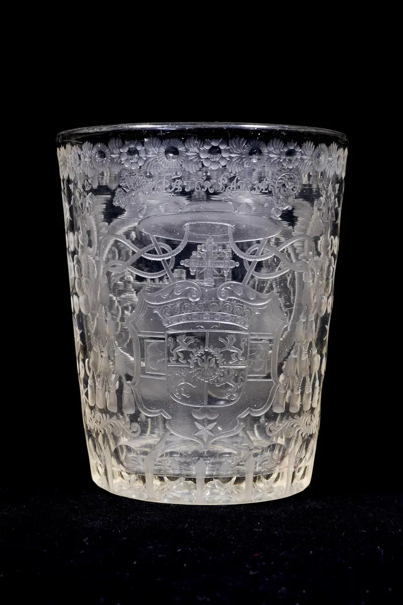 Becher mit dem Prager Sankt-Veits-Dom und Waldsteinwappen
